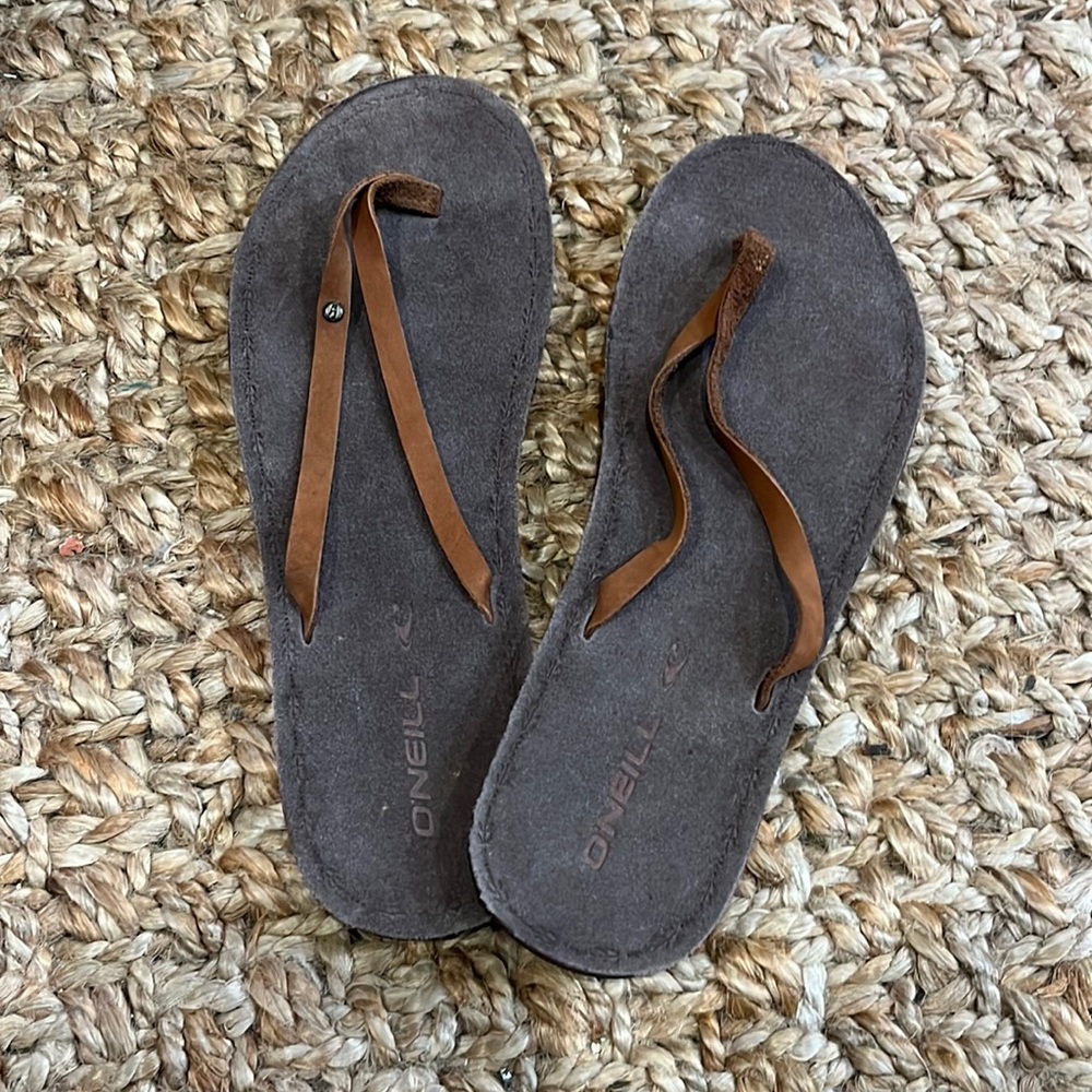 New O’Neill flip flops Sz 8